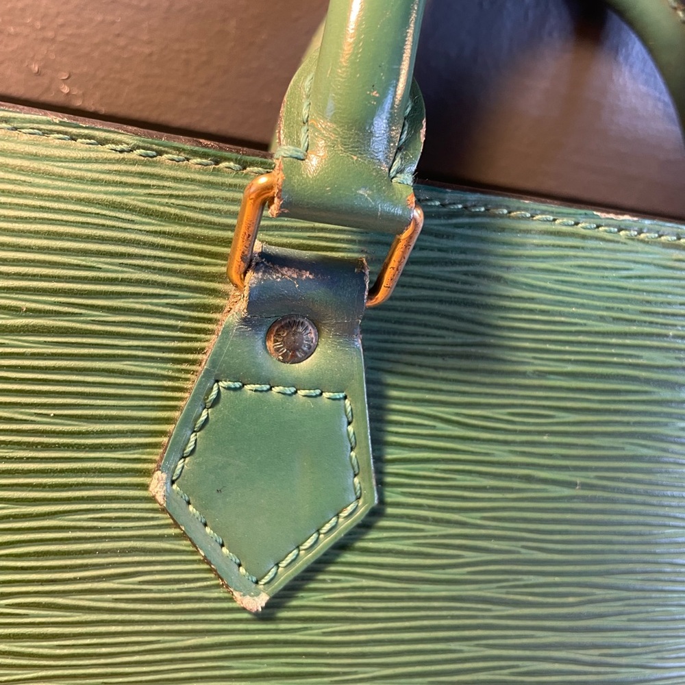 Louis Vuitton Vintage Epi Sac Triangle Bag! - Picture 3 of 15